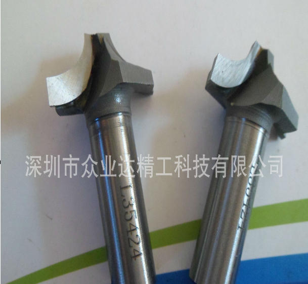 Која е брзината на ротација и стапката на напојување на фреза за заварување?